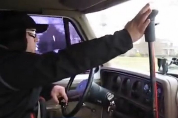 Tízsebességes kamionváltót raktak egy furgonba, a látvány agyfacsaró