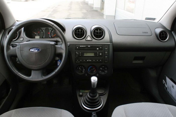 Sok a gyengén felszerelt Ambiente és Trend a kínálatban, megéri kivárni egy Ghia kivitelű Fiestát