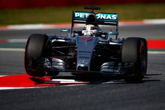 F1: Forrósodik a helyzet, de Hamilton az élen