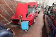 Egy elhagyott garázs kincse Castellammare del Golfo tengerpartján. A Ferrari 308 GTS a feltámadást várja.