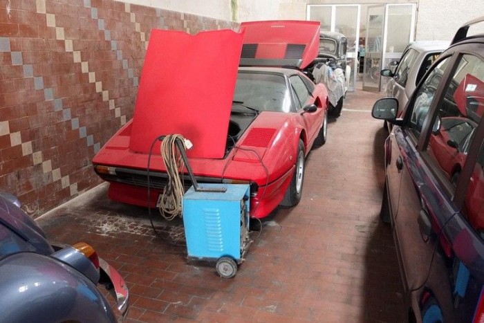 Európa gyönyörű pöcegödre autós szemmel 1 Egy elhagyott garázs kincse Castellammare del Golfo tengerpartján. A Ferrari 308 GTS a feltámadást várja.