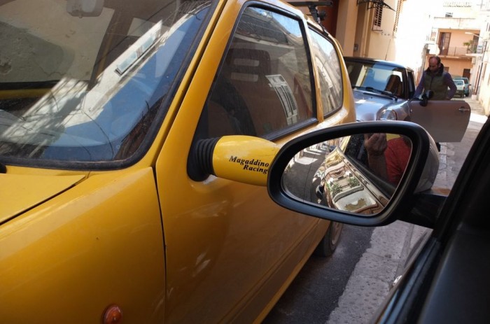 Európa gyönyörű pöcegödre autós szemmel 3 Ez egy átlagos utca, ahova a GPS nyugodt szívvel beküld. Ezért is érdemes mindig a legkisebb kategóriát választani, itt egy Ford Focus már cipőkanállal sem préseli át magát.