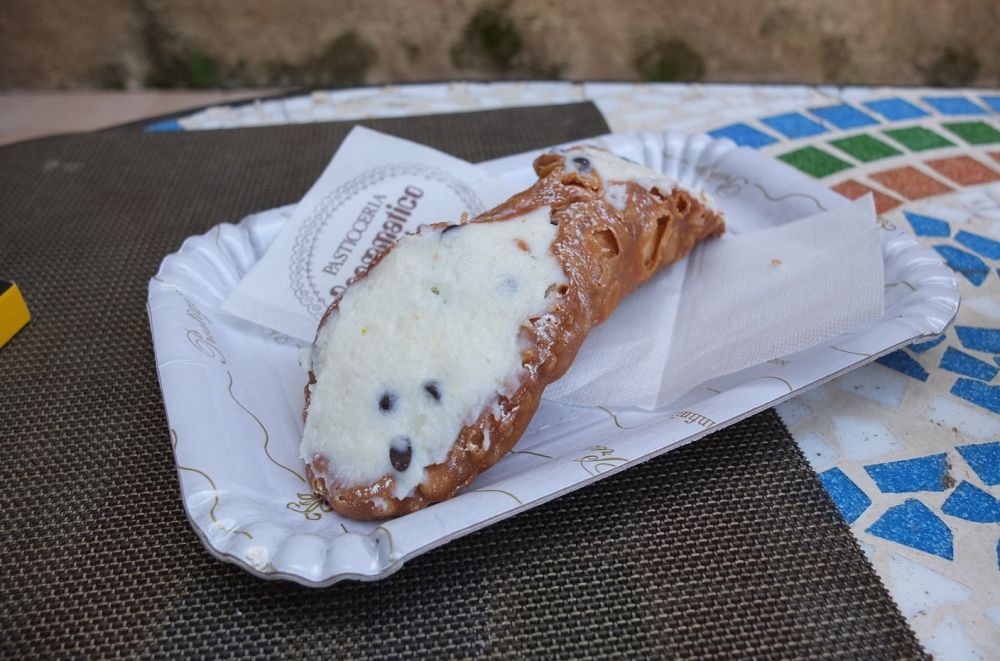 Cannoli, a ropogós tésztába töltött édes ricotta. Szinte minden sarki kávézóban árulják, és mindenhol ugyanolyan jó.