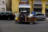 Palermo jellegzetes turistavadász tuktukja.