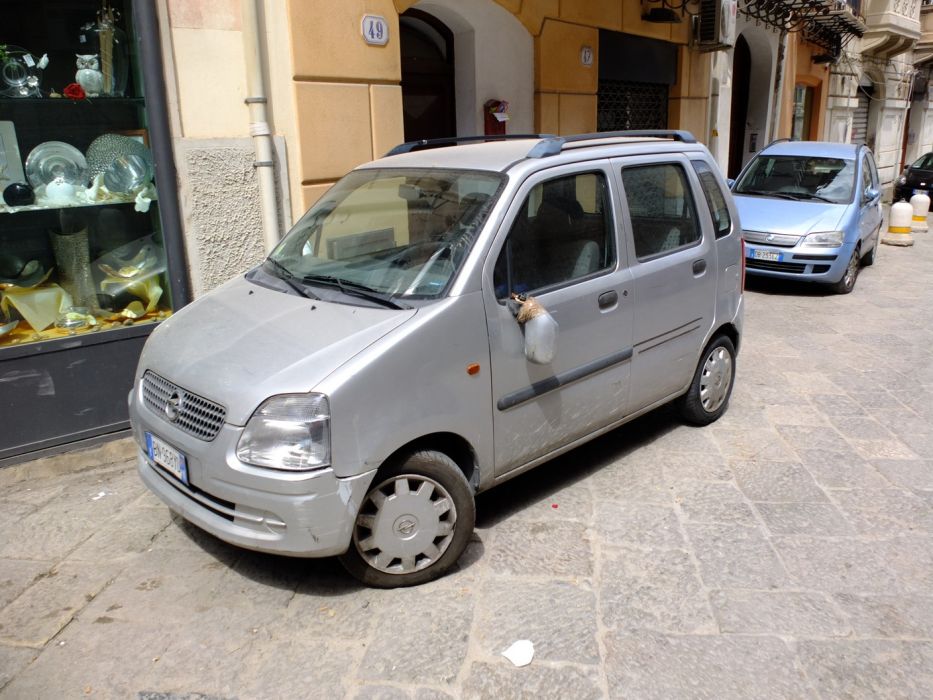 Direkt fotóztam a helyi WagonR verziót, hogy legyen összehasonlítási alap. Itthon ennyire lelakva szinte egy sem akad, Szicíliában ez az átlag.