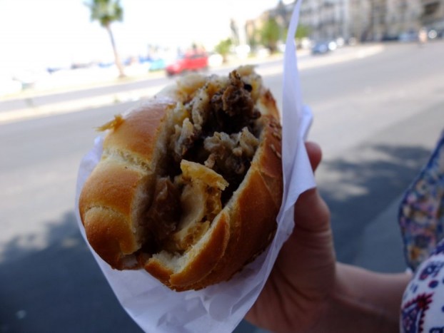 Európa gyönyörű pöcegödre autós szemmel 7 Palermo jellegzetes utcai kajája, a Frittola. Borjú belsőség, abból is a nyesedék, főzve, citrommal, borssal. Inkább élmény, mint finom, de ízlések és pofonok, szóval, aki arra jár, próbálja ki!