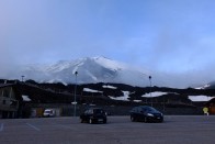 Innen autóval nincs feljebb, az Etna oldalán két parkolóból indulnak szervezett túrák a csúcs felé, ahol állandó lávalátványt kapnak az emberek a pénzükért.