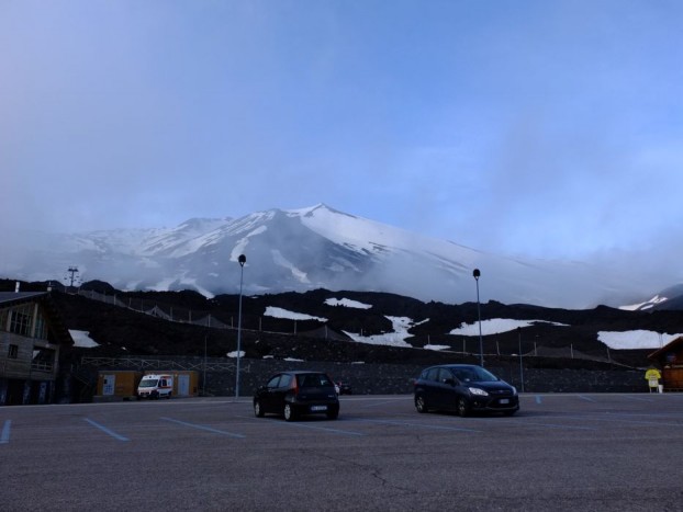 Európa gyönyörű pöcegödre autós szemmel 8 Innen autóval nincs feljebb, az Etna oldalán két parkolóból indulnak szervezett túrák a csúcs felé, ahol állandó lávalátványt kapnak az emberek a pénzükért.