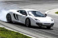 Azért jó a McLaren, mert nem szúrja át a szalagkorlát 12