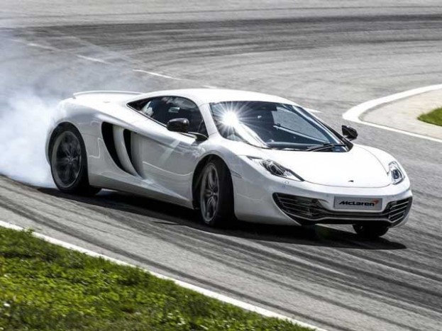 Azért jó a McLaren, mert nem szúrja át a szalagkorlát 6