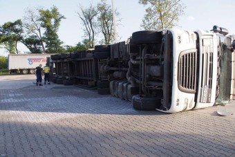 A nap képe - felborult kamion az 52-es úton