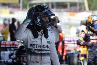 F1: Rosberg odavágott Hamiltonnak