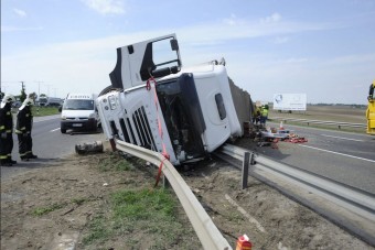 Oldalára borult egy kamion az M1-esen