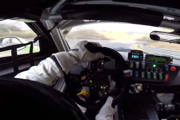 Pazar sisakkamerás felvétel a Nürburgringről