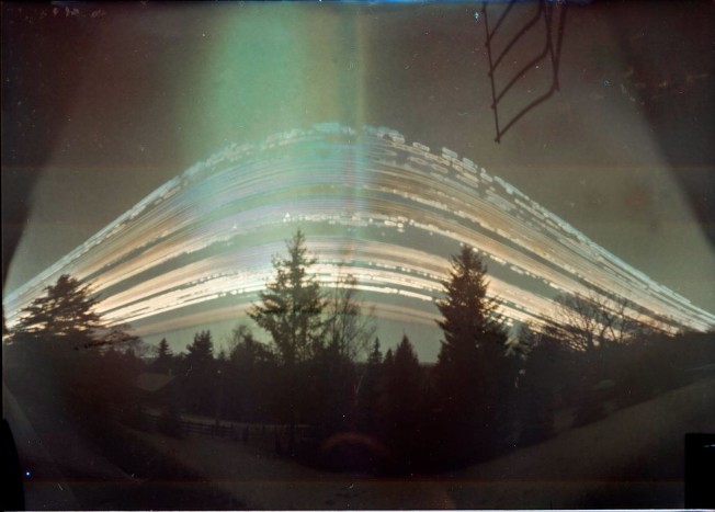 Sörös dobozból épített lyukkamera, 4 hónaposzáridóval. A világos csíkokat a Nap égette a képre.