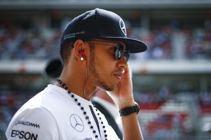 Hamilton hétfőn már a bőrt rúgta 1
