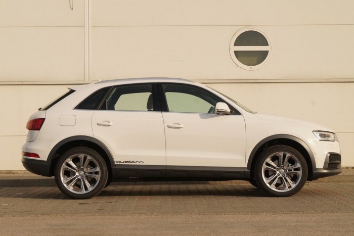 Új Audi Q3 sok extrával: ez a luxus, nem a Q7! 9 | Vezess Zömök autó, kicsinek látszik, de belül cseppet sem szűk, még a csomagtartója sem. Hossza 4,4 méter alatt van pár centivel, tengelytávja 2603 mm