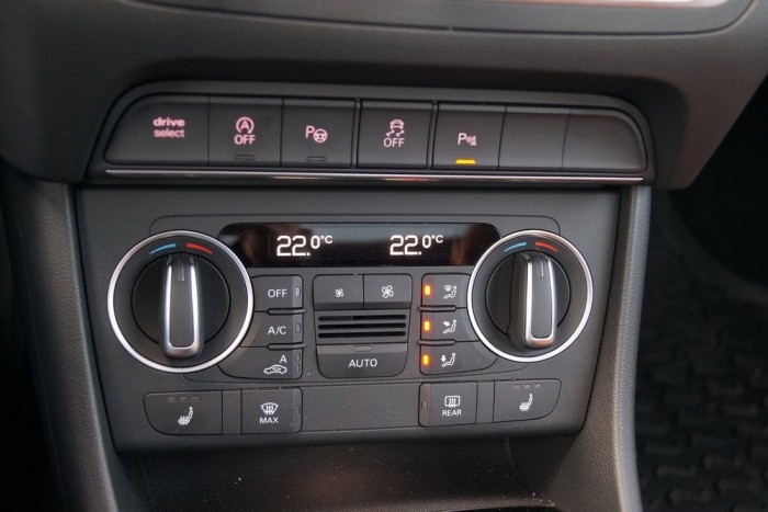 Új Audi Q3 sok extrával: ez a luxus, nem a Q7! 12 | Vezess Megmaradt az előző A4-ből ismert billegetős hőfokszabályzás (a két nagy tárcsa csak tárcsának látszik, de valójában csak egy-egy pár mikrokapcsolót kattintgathatunk az elfordításukkal) Egy kicsit vicces, egy kicsit kényelmetlen