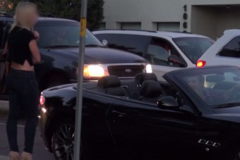 Így kell lepattintani egy pénzéhes szőke bombázót