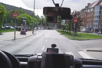 Egy tökös magyar mentővezetőt csodál az internet