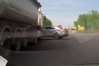 Sunyin előző autóst tört össze a kamionos