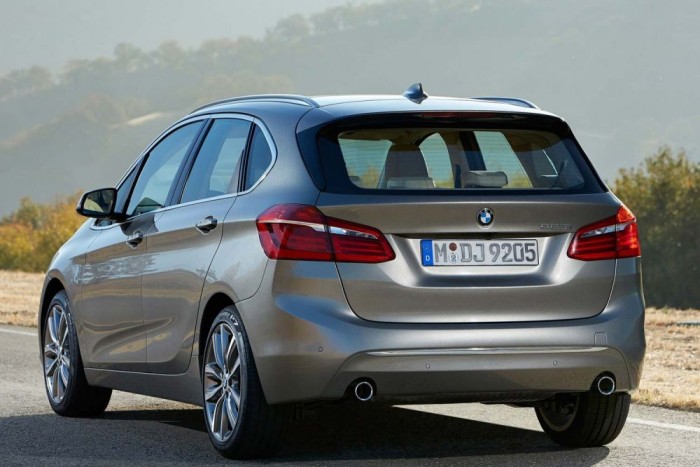 Furcsa BMW, de van benne rendszer 7 Kisebb szélvédőjével a 2-es Active Tourer rövid ablaktörlője elrejthető a légterelő tövébe, így fentről töröl lefelé. A Gran Tourer nagyobb szélvédője miatt maradt a megszokott ablaktörlő