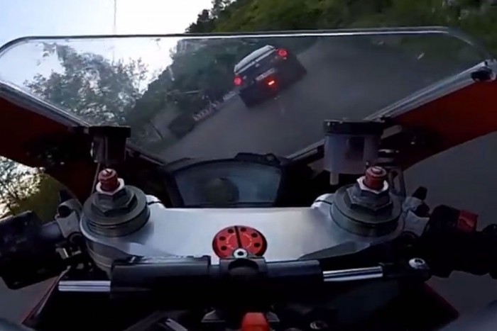 Nissan GT-R egy Ducati ellen kanyargós hegyi utakon