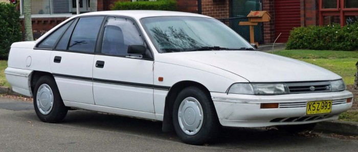 Mi lesz egy Suzukiból 260 lóerővel? 8 Toyota Lexcen. Nem túl gyakori, hogy egy ennyire széles kínálattal rendelkező autógyártó máshonnan vegyen kölcsön egy modellt, de időnként a Toyota is bekopogtat másokhoz. A Lexcen az Opel Senator B alapjaira készült, tehát az Omega rokona egyben. Az ausztrál piacon volt kapható és nem aratott nagy sikert