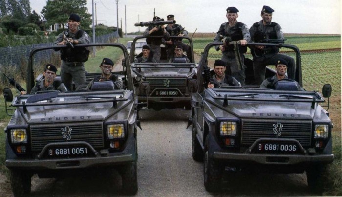 Mi lesz egy Suzukiból 260 lóerővel? 5 Peugeot P4. 1979 óta szinte változatlan formában, de vátozatos neveken készült a Mercedes-Benz G-osztály. A Puch az osztrák verzió volt, a Peugeot P4 pedig a Peugeot-motorokkal felszerelt licencmodell, amely csak katonai célra készült, spártai kivitelben