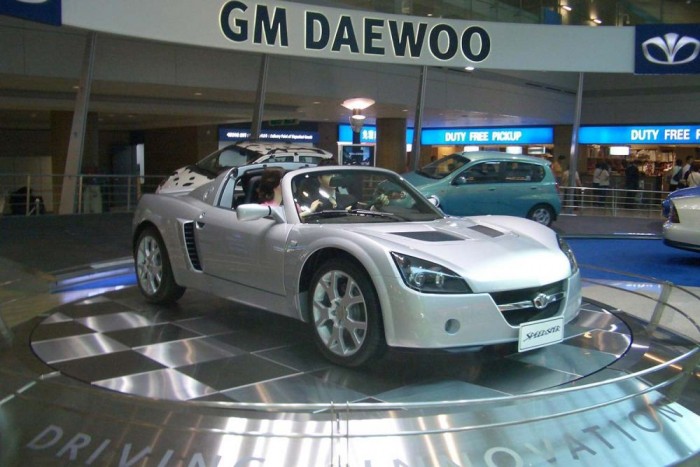 Mi lesz egy Suzukiból 260 lóerővel? 1 Daewoo Speedster. Emblémacsereberében a GM konszern mindig is nagy spíler volt. Sajnos épp ez az igen merész húzás nem valósult meg, így az Opel Speedsterből átmatricázott Daewoo Speedster egyedi példány maradt. A koreai emblémás roadster a gyár reptéri autószalonját ékesítette Szöulban