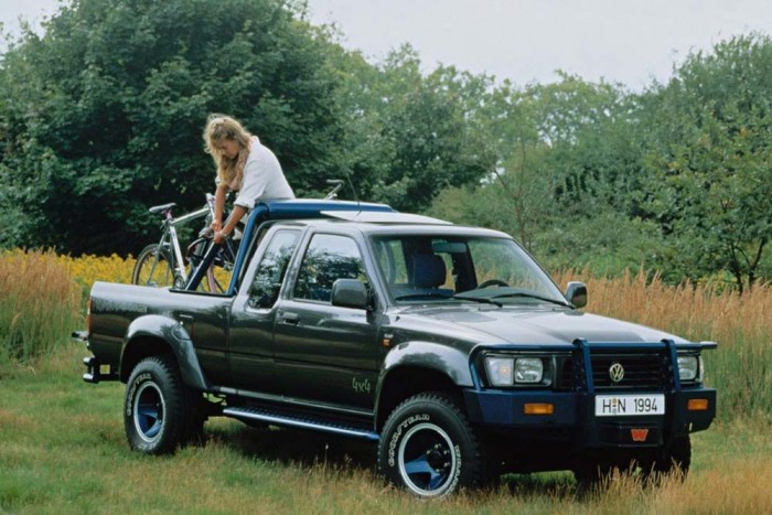 Mi lesz egy Suzukiból 260 lóerővel? 10 Volkswagen Taro. Évtizedekkel az Amarok bemutatása előtt is kellett a Volkswagennek egy platós kisteherautó. A Toyotával állapodtak meg a Hilux licencgyártásáról, a Tarót 1989 és 1997 között gyártotta a VW. Készült sima hátsókerék-hajtással és volt belőle 4x4-es. Fülkéből a kétszemélyes alapverzió mellett elöl háromüléses és duplakabinos hatszemélyes is szerepelt a kínálatban