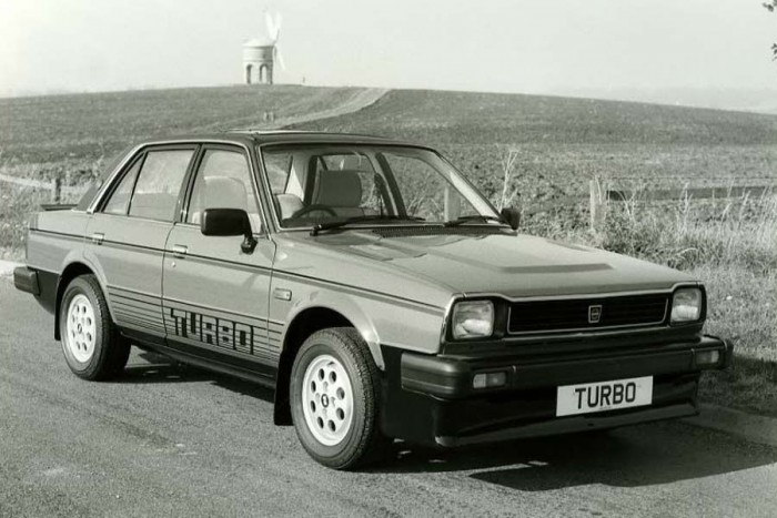 Mi lesz egy Suzukiból 260 lóerővel? 9 Triumph Avon Acclaim Turbo. Cserébe jöjjön egy Honda, amiből viszont Triumph lett. Meglrtjük, ha valaki csak alsóneműként hallott róla, de egykoron motor- és autógyárként is dicső volt, főleg roadsterekben alkottak nagyot rendszeresen. A Triumph Avon Acclaim Turbo a korabeli Ballade-ból készült, amely egy luxuskivitelű Civicnek tekinthető. Az 1979-ben bemutatott autó azért is érdekes, mert az első turbófeltöltéses motorú utcai Hondák közé tartozik. Csak azért nem merek elsőt írni, mert a japán belpiac bugyrait, benne az esetleg turbós kei autókkal sajnos nem ismerem