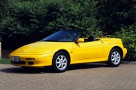 Kia Elan. Akkoriban a Kiától egy roadster váratlanabb fordulat volt, mint ma lenne egy V12-es SUV a Daciától. Az 1996 és 199 között gyártott sportautó a Lotus Elan testérmodellje volt, tehát a 151 lóerős motor az első kerekeket hajtotta