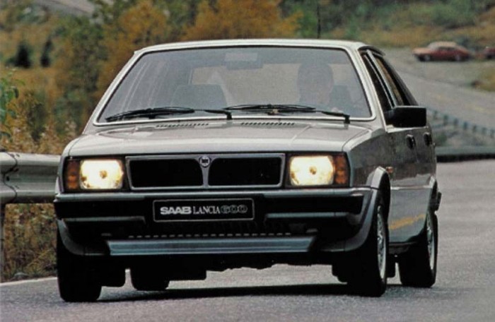 Mi lesz egy Suzukiból 260 lóerővel? 6 Saab-Lancia 600. Amikor a Saab csak kicsit állt jobban, mint csődje előtt, jó ötletnek tűnt átvenni az 1980-as Év Autójának választott Lancia Deltát, Saab-Lancia 600 néven. Akkoriban körvonalazódott a fejlesztési együttműködés a Saab 9000 és olasz rokonai, az Alfa 164, a FIAT Croma és a Lancia Thema között, ami a csereszabatos első ajtókban és a hasonló C-oszlopban is megnyilvánult. Szegény Deltának a Lancia kimúlása előtt azt is meg kellett érnie, hogy a jobbkormányos piacokon Chrysler Delta néven tengesse sorát