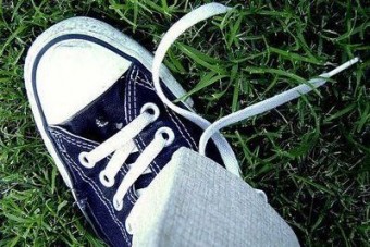 Megbotlott a cipőfűzőjében, halálra gázolták