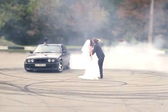Érdekes BMW-s szokás az esküvői drift