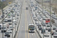 Metró vagy villamos helyett buszok közlekednek zárt pályán Isztambulban