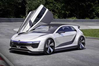 Szárnyas ajtós hibrid Golf, 400 lóerővel