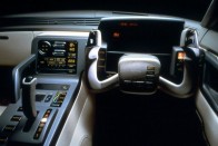 Mazda MX-03 (1987) - Szíj helyett itt már beérték egy Knight Rider szerű megoldással a Mazdánál, az MX-03 beltere igazi kiborg vágyálom, annyi villogó digitális kütyüvel, hogy még a Robotzsaru nyála is elcseppen.