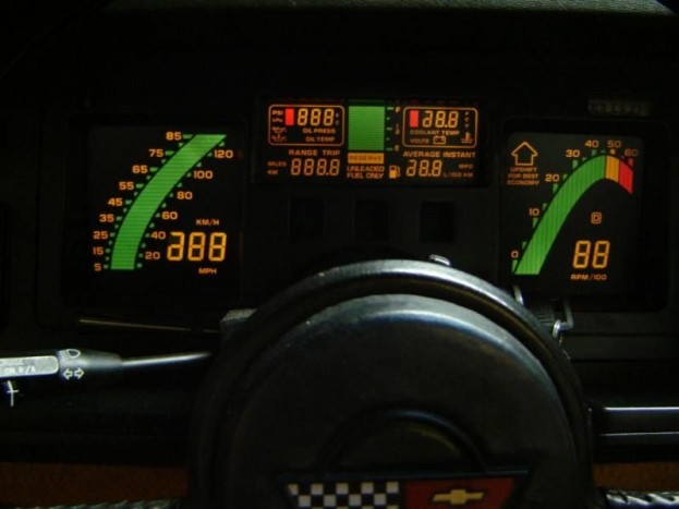 16 digitális csoda-műszerfal a nyolcvanas évekből 1 Corvette C4 (1984) - Egy új kor hajnala, a modern, vadászgépeket idéző Corvette. Ma már az egyik megvetett generáció a C4, pedig iszonyat menő volt ez a digitális műszerfal. Ami iszonyat könnyen meg is hibásodott, ezért, és a nehéz javítás miatt sokan lecserélték analóg óracsoportra.