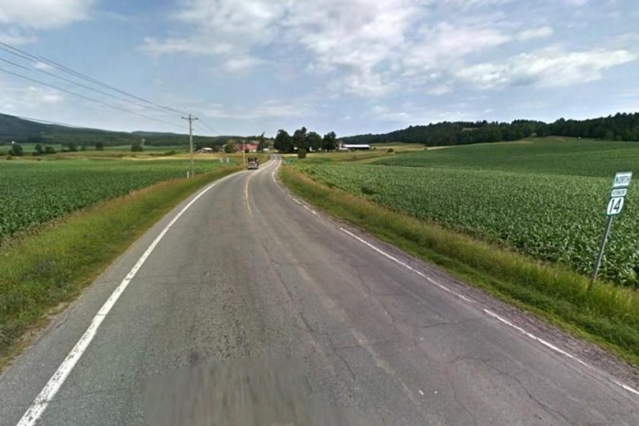 Ötéves fiával üldögélt a száguldó kocsi tetején 3 | Vezess Oké, hogy nem autópályán tepertek, hanem a kukoricaföldek között, de attól ez még nem helyes.