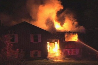 Kirohant az égő házból, elgázolták