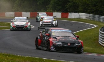 Michelisz-bravúr és -bukta a Nürburgringen