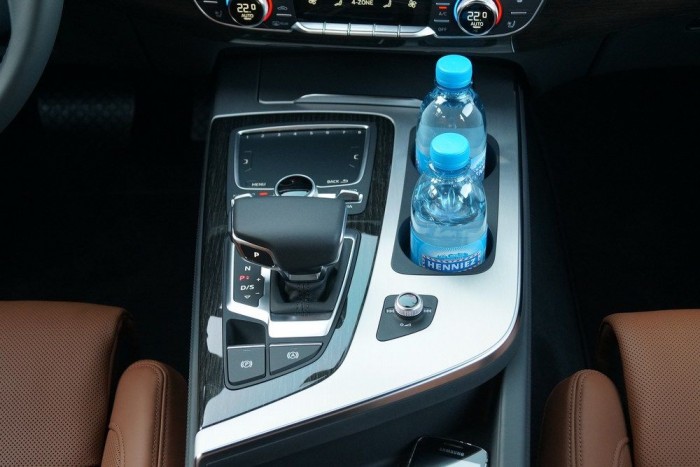 Asszisztens kéne a sok asszisztenshez – kipróbáltuk az új Audi Q7-est 10 A tenyérnyi touchpad-en lehet kézzel beirkálni a navigációnak a címet, a telefonnak a számokat, neveket
