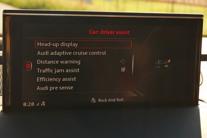 Asszisztens kéne a sok asszisztenshez – kipróbáltuk az új Audi Q7-est 12 A temérdek vezetéstámogató rendszer menüjének a közepén járunk, oldalakon keresztül tekergethetünk az asszisztensek között