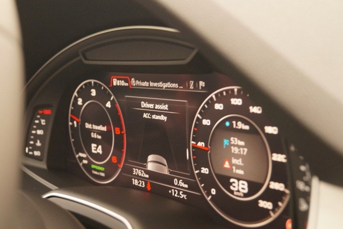 Asszisztens kéne a sok asszisztenshez – kipróbáltuk az új Audi Q7-est 20 Ahogy a képen is sok a homályos rész, a valóságban is nehéz egy pillantással felmérni, mit is üzen épp az Audi. És ahogy a képen zavaróan lefelé vetít a kijelző, a valóságban is a hasunkra irányul a képe, nem a szemünk felé