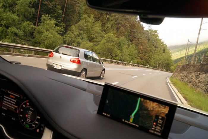 Asszisztens kéne a sok asszisztenshez – kipróbáltuk az új Audi Q7-est 17 Amikor rábíztuk magunkat a sok asszisztensre, és a Q7 szigorúan a szabályok és a hatékony üzemanyag-felhasználás szerint haladt, még a halvérő svájciak se bírták cérnával és megelőztek, gyorshajtás árán is