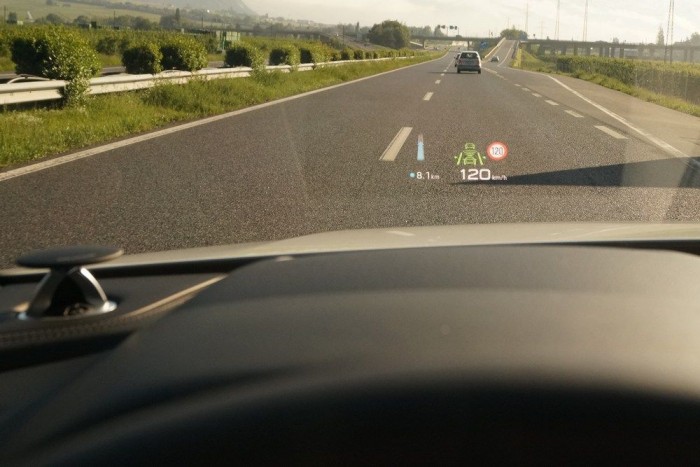 Asszisztens kéne a sok asszisztenshez – kipróbáltuk az új Audi Q7-est 23 Az a legjobb, ha csak ennyit nézünk vezetés közben. A TFT-paneles műszeregység és a főképernyő messze van és túl sok adat van rajtuk