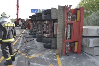 Felborult egy kamion az M0-M1 találkozásánál