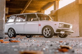 400 lóerős Lada, ami bátran kihívhat egy Porschét